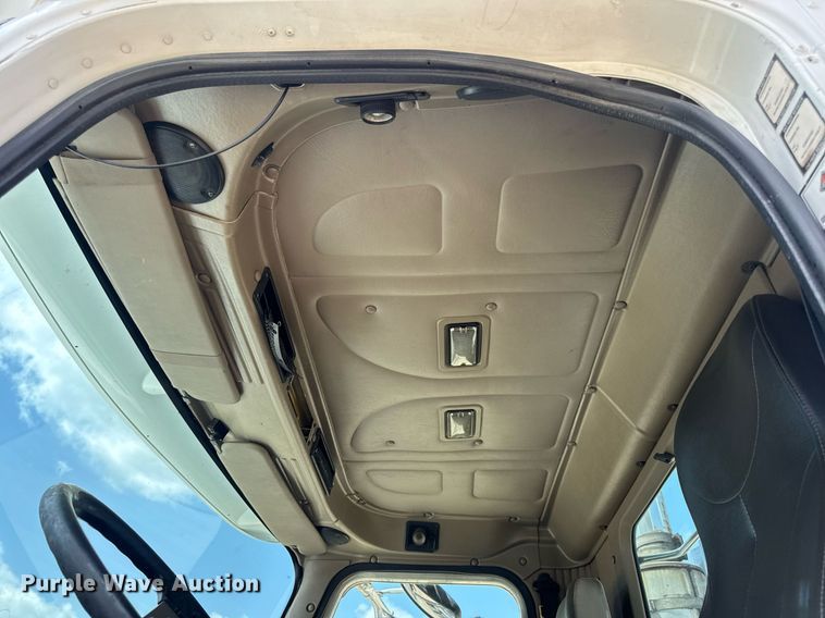 image for item DV4231 2005 International 9200i semi truck