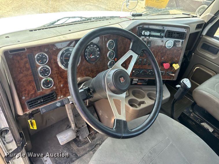 image for item DV4231 2005 International 9200i semi truck