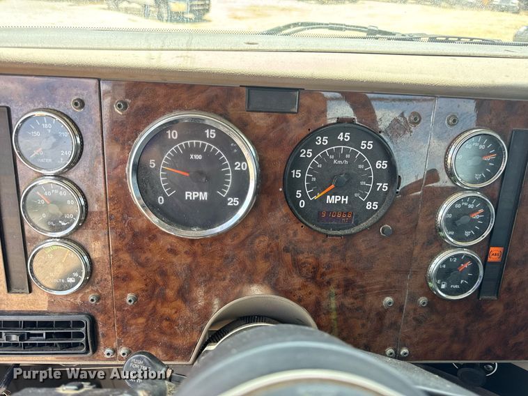 image for item DV4231 2005 International 9200i semi truck