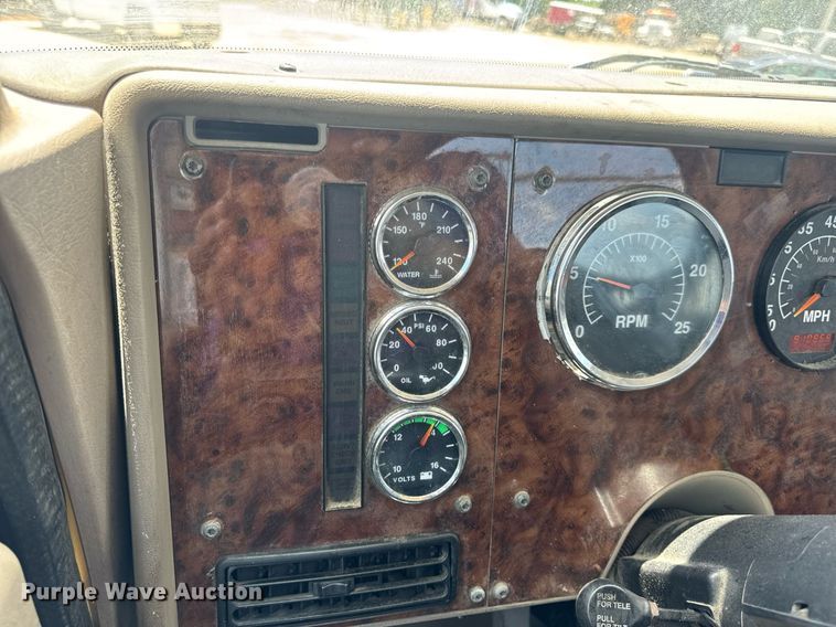 image for item DV4231 2005 International 9200i semi truck