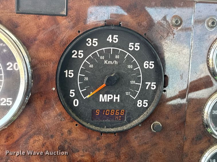 image for item DV4231 2005 International 9200i semi truck