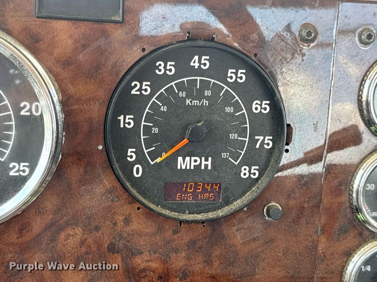 image for item DV4231 2005 International 9200i semi truck