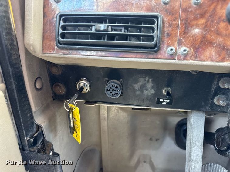 image for item DV4231 2005 International 9200i semi truck