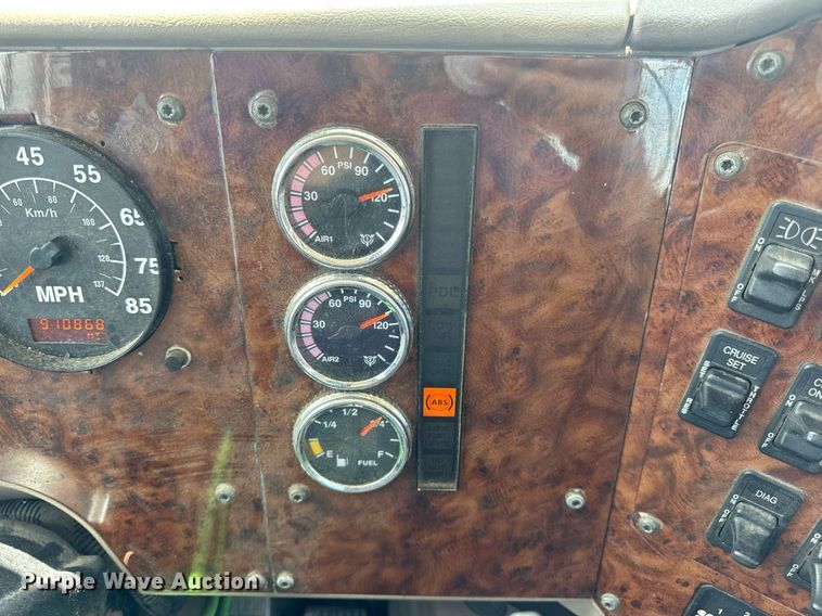 image for item DV4231 2005 International 9200i semi truck