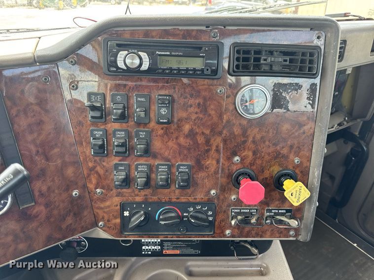 image for item DV4231 2005 International 9200i semi truck