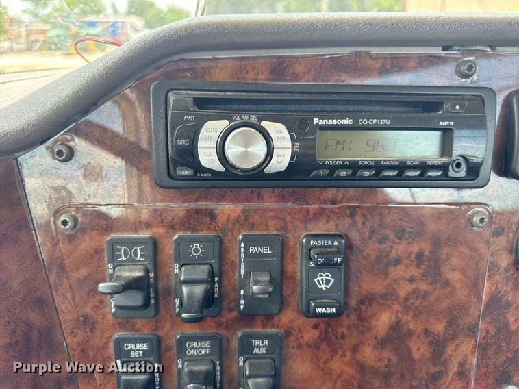 image for item DV4231 2005 International 9200i semi truck