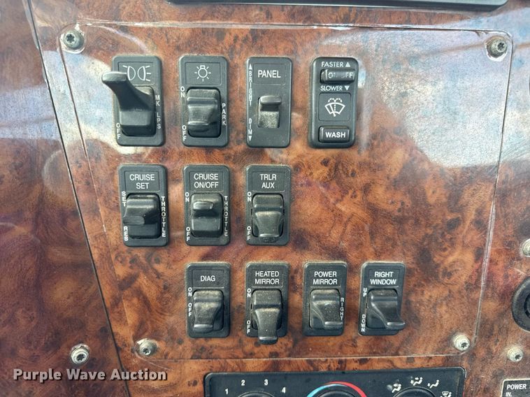 image for item DV4231 2005 International 9200i semi truck