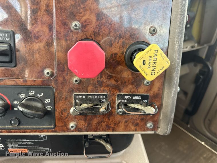 image for item DV4231 2005 International 9200i semi truck