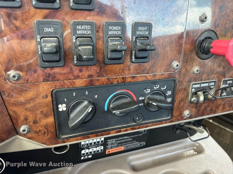 image for item DV4231 2005 International 9200i semi truck