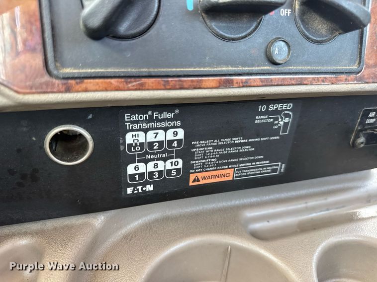 image for item DV4231 2005 International 9200i semi truck