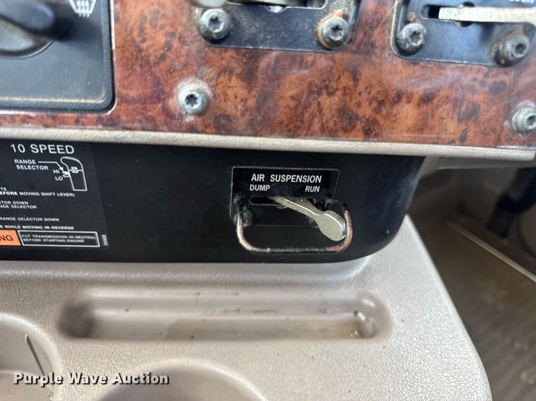 image for item DV4231 2005 International 9200i semi truck