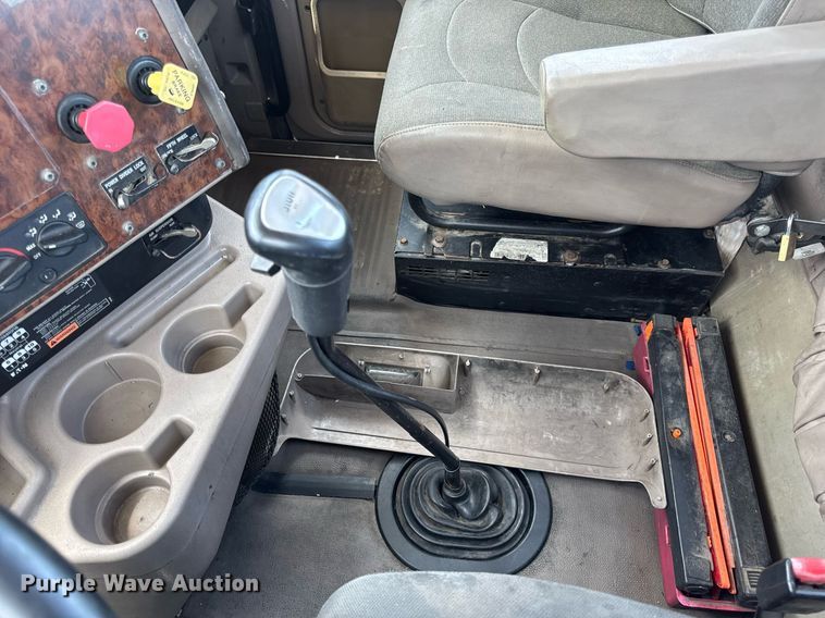 image for item DV4231 2005 International 9200i semi truck