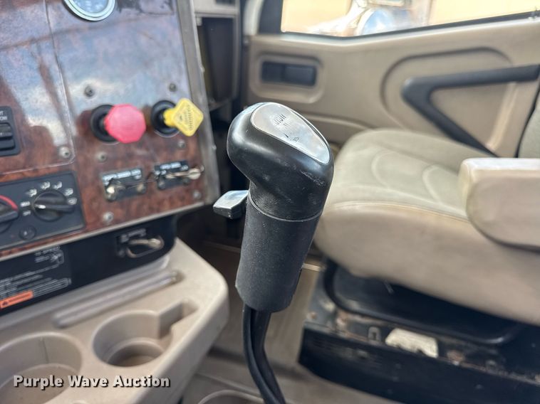 image for item DV4231 2005 International 9200i semi truck