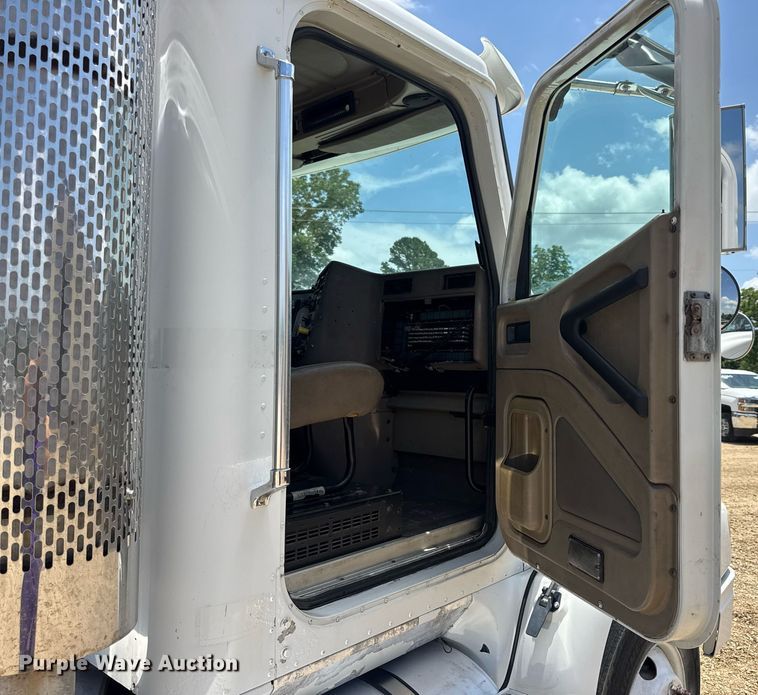 image for item DV4231 2005 International 9200i semi truck