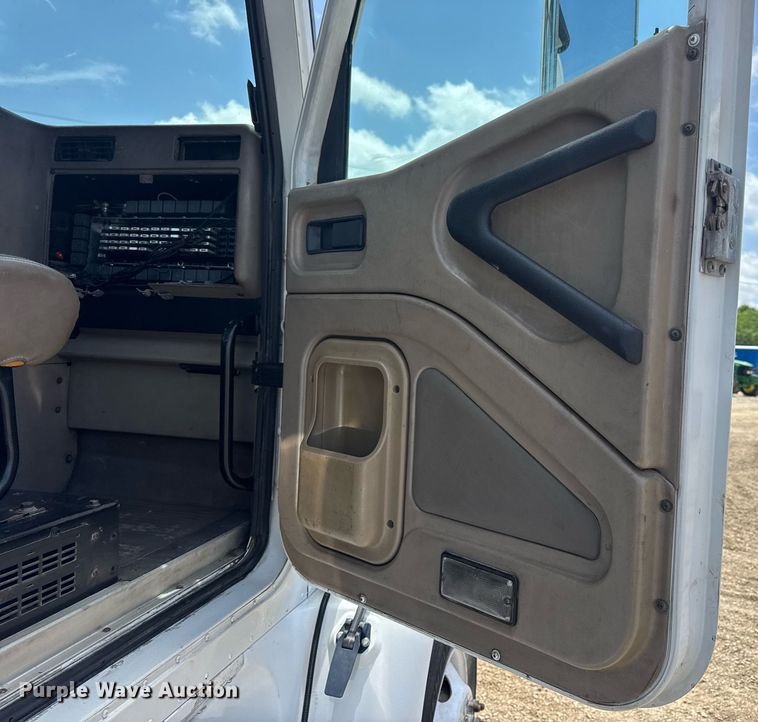 image for item DV4231 2005 International 9200i semi truck