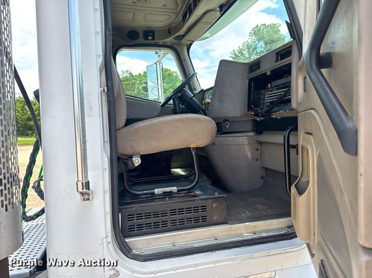 image for item DV4231 2005 International 9200i semi truck