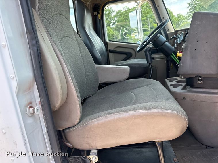 image for item DV4231 2005 International 9200i semi truck