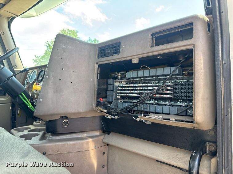 image for item DV4231 2005 International 9200i semi truck