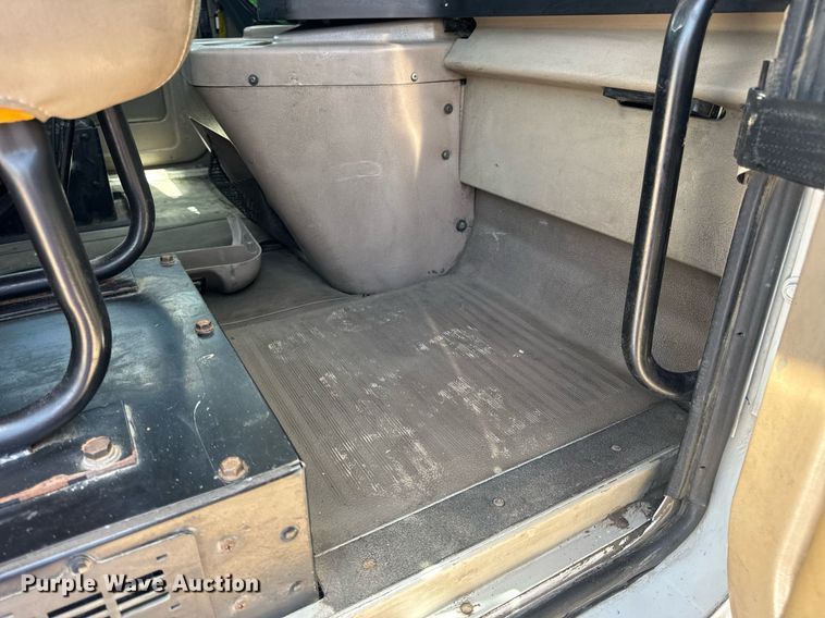 image for item DV4231 2005 International 9200i semi truck