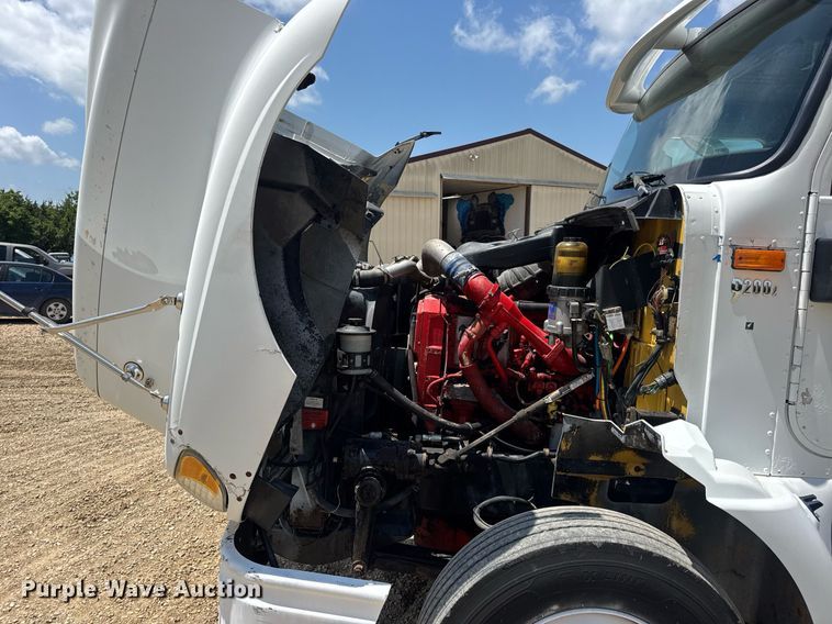 image for item DV4231 2005 International 9200i semi truck