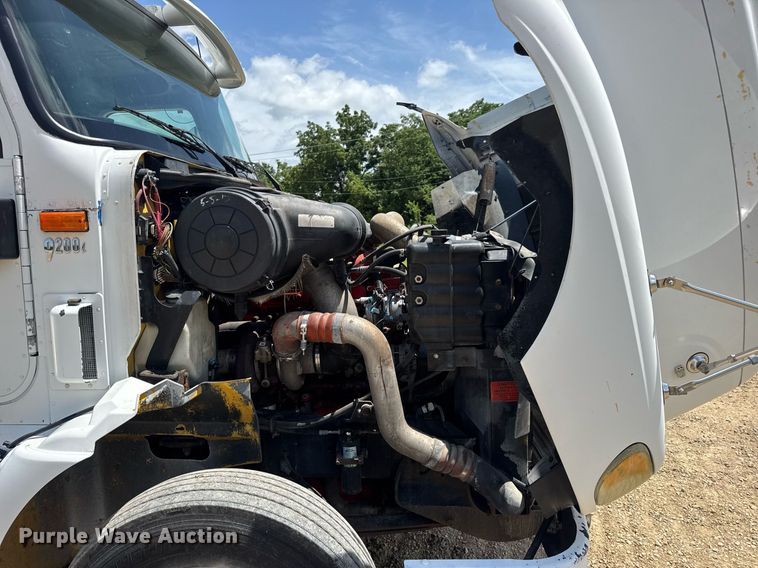 image for item DV4231 2005 International 9200i semi truck