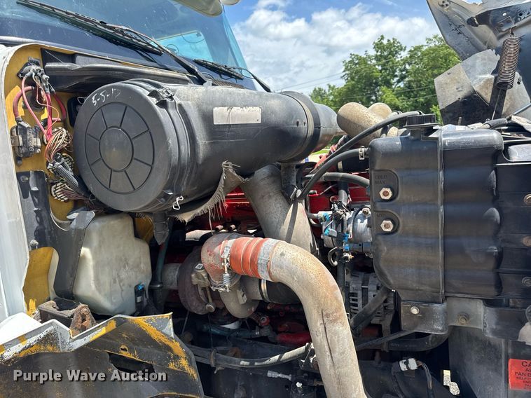 image for item DV4231 2005 International 9200i semi truck