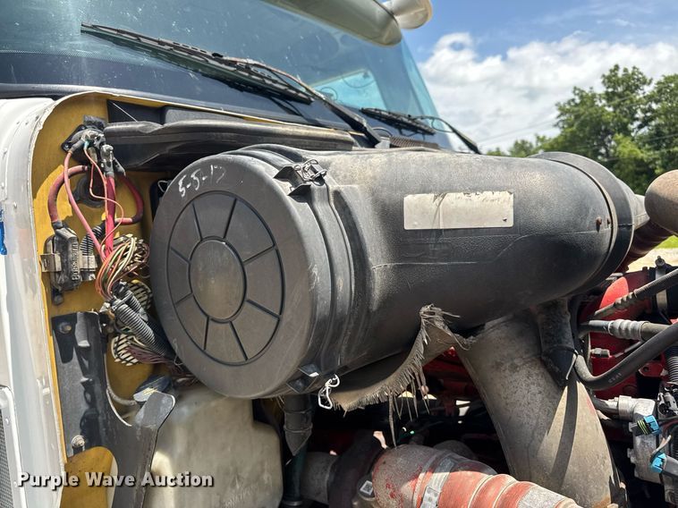 image for item DV4231 2005 International 9200i semi truck