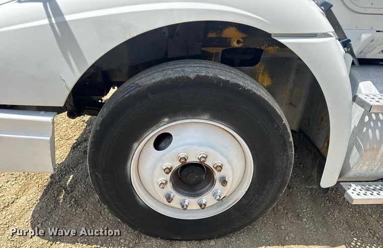 image for item DV4231 2005 International 9200i semi truck