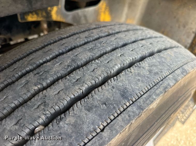 image for item DV4231 2005 International 9200i semi truck