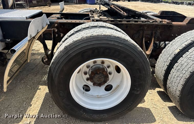 image for item DV4231 2005 International 9200i semi truck