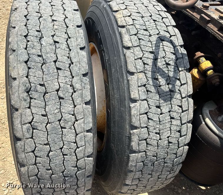 image for item DV4231 2005 International 9200i semi truck