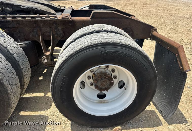 image for item DV4231 2005 International 9200i semi truck