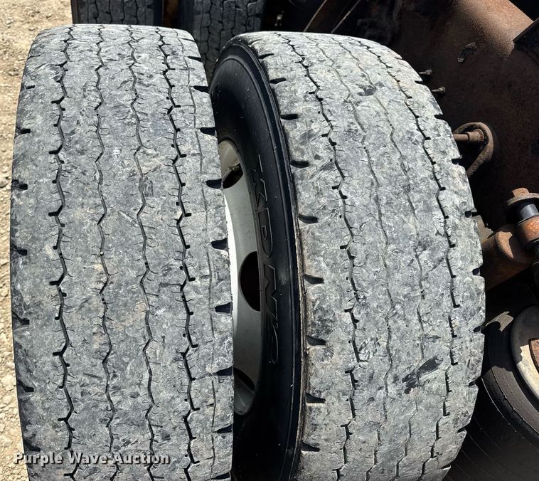 image for item DV4231 2005 International 9200i semi truck