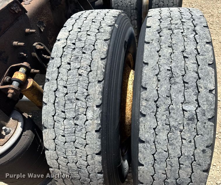 image for item DV4231 2005 International 9200i semi truck