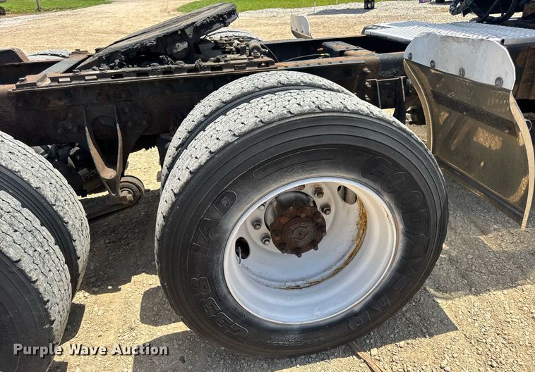 image for item DV4231 2005 International 9200i semi truck