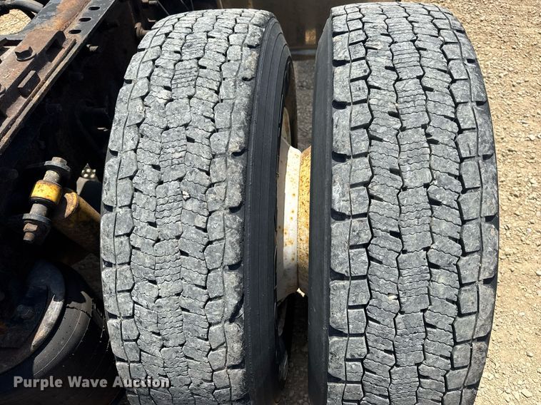 image for item DV4231 2005 International 9200i semi truck