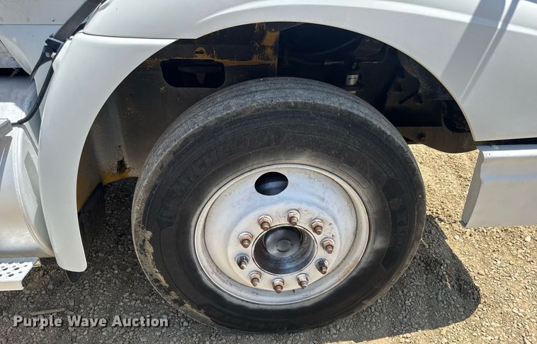 image for item DV4231 2005 International 9200i semi truck