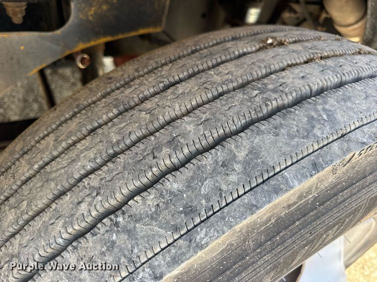 image for item DV4231 2005 International 9200i semi truck