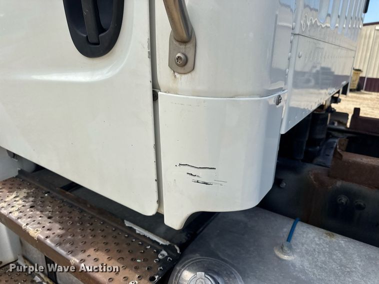 image for item DV4235 2013 Freightliner Business Class M2 106 truck cab and chassis