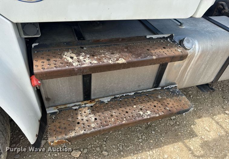 image for item DV4235 2013 Freightliner Business Class M2 106 truck cab and chassis