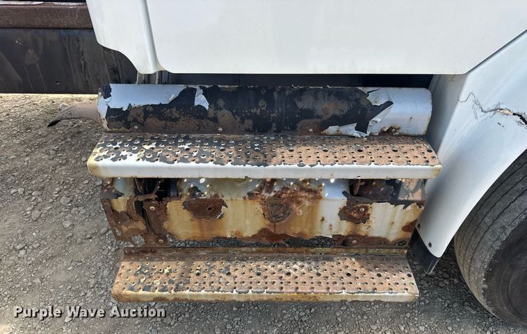 image for item DV4235 2013 Freightliner Business Class M2 106 truck cab and chassis