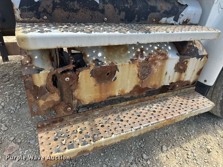 image for item DV4235 2013 Freightliner Business Class M2 106 truck cab and chassis