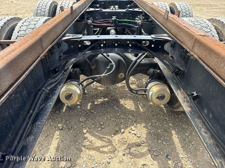 image for item DV4235 2013 Freightliner Business Class M2 106 truck cab and chassis