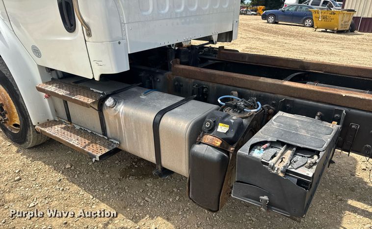 image for item DV4235 2013 Freightliner Business Class M2 106 truck cab and chassis