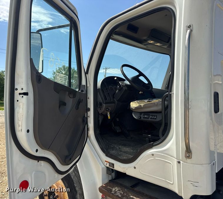 image for item DV4235 2013 Freightliner Business Class M2 106 truck cab and chassis