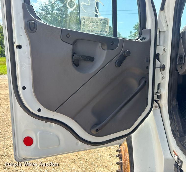 image for item DV4235 2013 Freightliner Business Class M2 106 truck cab and chassis