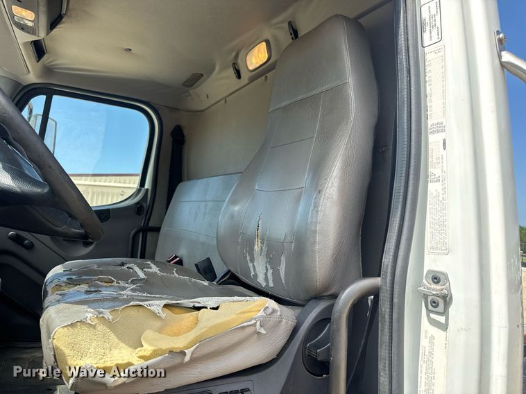 image for item DV4235 2013 Freightliner Business Class M2 106 truck cab and chassis