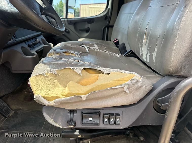 image for item DV4235 2013 Freightliner Business Class M2 106 truck cab and chassis