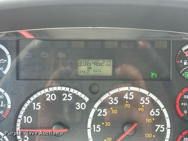 image for item DV4235 2013 Freightliner Business Class M2 106 truck cab and chassis