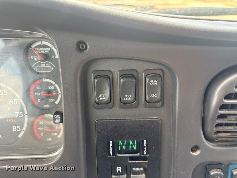 image for item DV4235 2013 Freightliner Business Class M2 106 truck cab and chassis